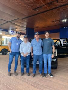 Ricardo Andrade e Luiz Andrade, da Faz. Vale do Boi, em visita à Agrotins 2023, prestigiando a Ford Disbrava, parceiro de longa data.